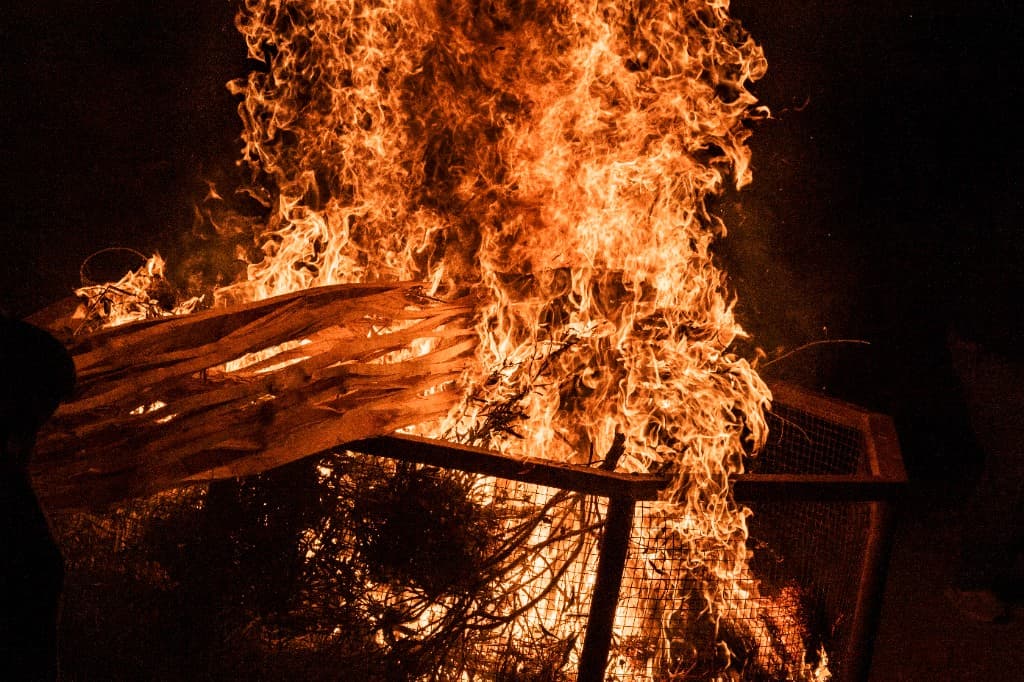 Falò notturno a Canalicchio, il segno del fuoco.