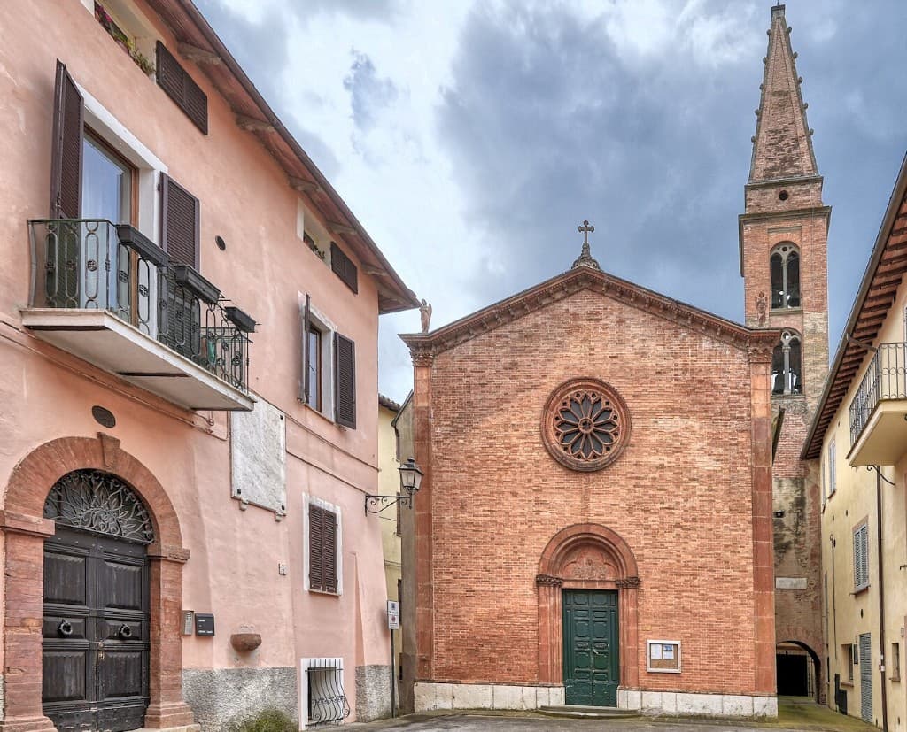 La chiesa di Collepepe, con il rosone sulla facciata.