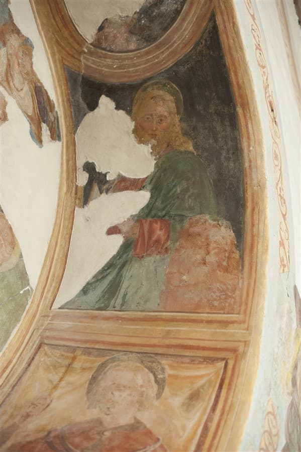 Affresco di un santo evangelista, memoria pittorica del territorio.